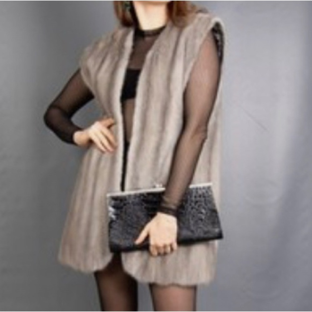 Elegant Fur Shawl - Picture 4 of 9